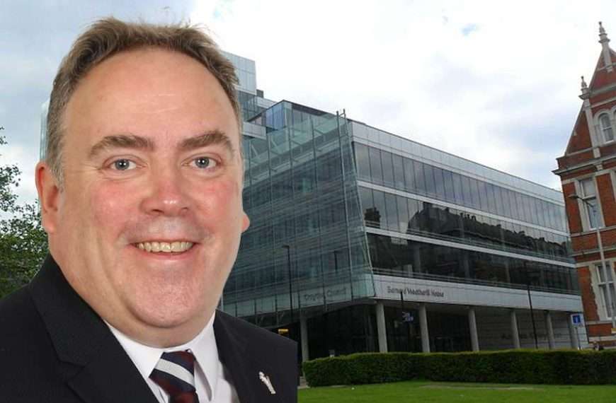 Croydon mayor questioned by councillors for two hours over third bankruptcy notice