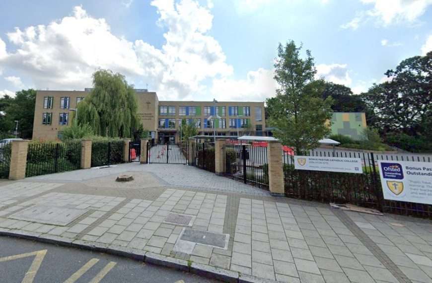 What are the most and least popular secondary schools in Lewisham with parents?