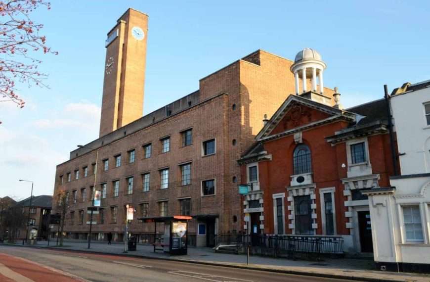 Plans to convert old town hall into flats