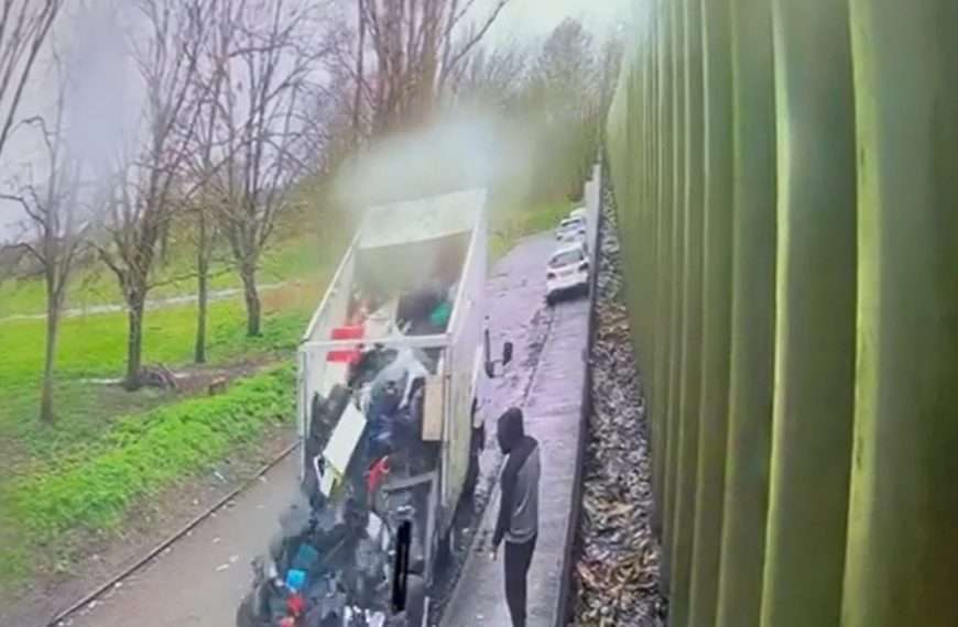 Fly tippers caught on camera dumping truck loads of rubbish at infamous Purley Way site