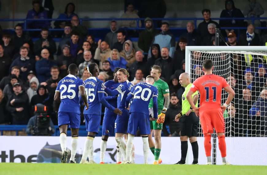 ‘I can’t accept this kind of behaviour’ – Chelsea’s Poch furious after embarrassing two-minute long dispute over penalty against Everton