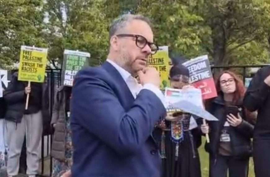 MP confronted by sixth-form students during break-time Palestine protest