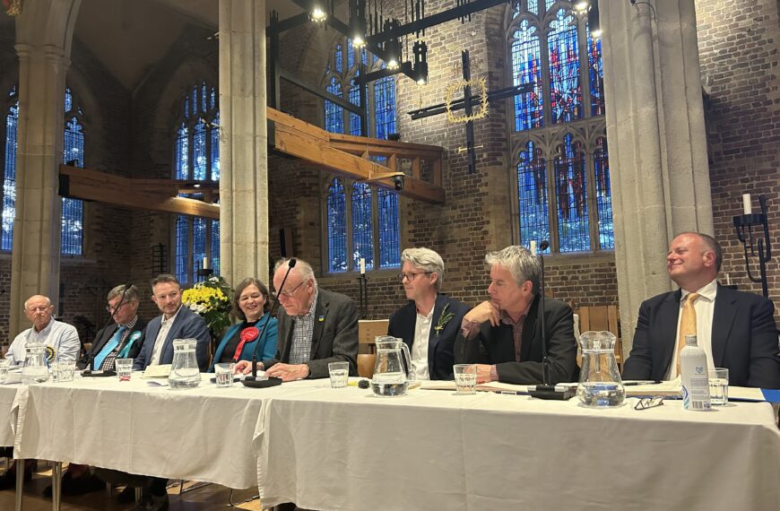 ‘Rotting’ housing estate and closure of Hammersmith Bridge gets candidates angry at Putney husting