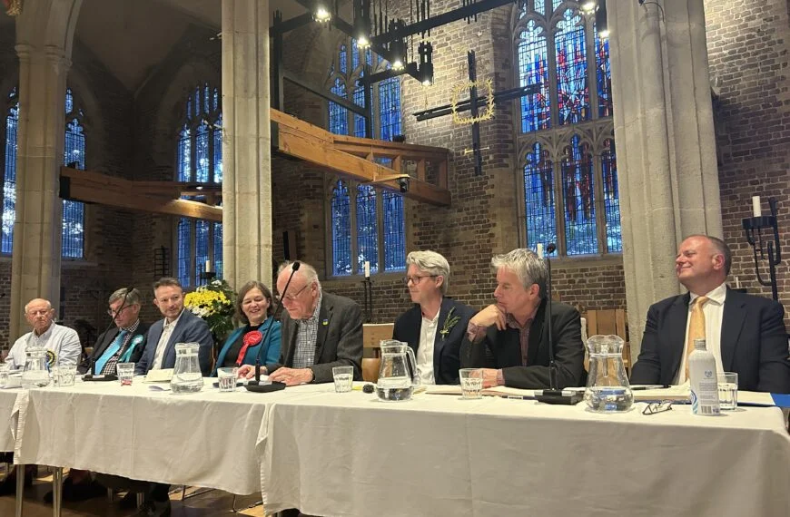 ‘Rotting’ housing estate and closure of Hammersmith Bridge gets candidates angry at Putney husting