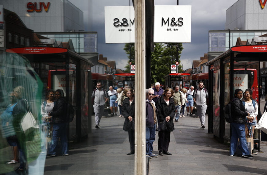 ‘Elderly targeted on Eltham High Street with one woman having close to £2K in cash taken’