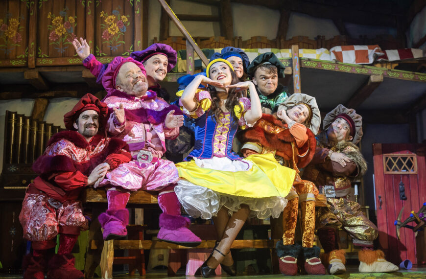 Review: Snow White – Churchill Theatre