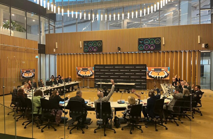 Labour Assembly Members reject Lib Dem attempts to keep all police front counters open in London and provide free school meals outside of term time